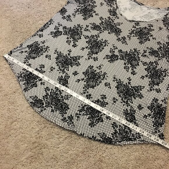 Michel Studio B&W Floral Lace Print Stretchy V-Neck Modern Tee - Picture 14 of 16